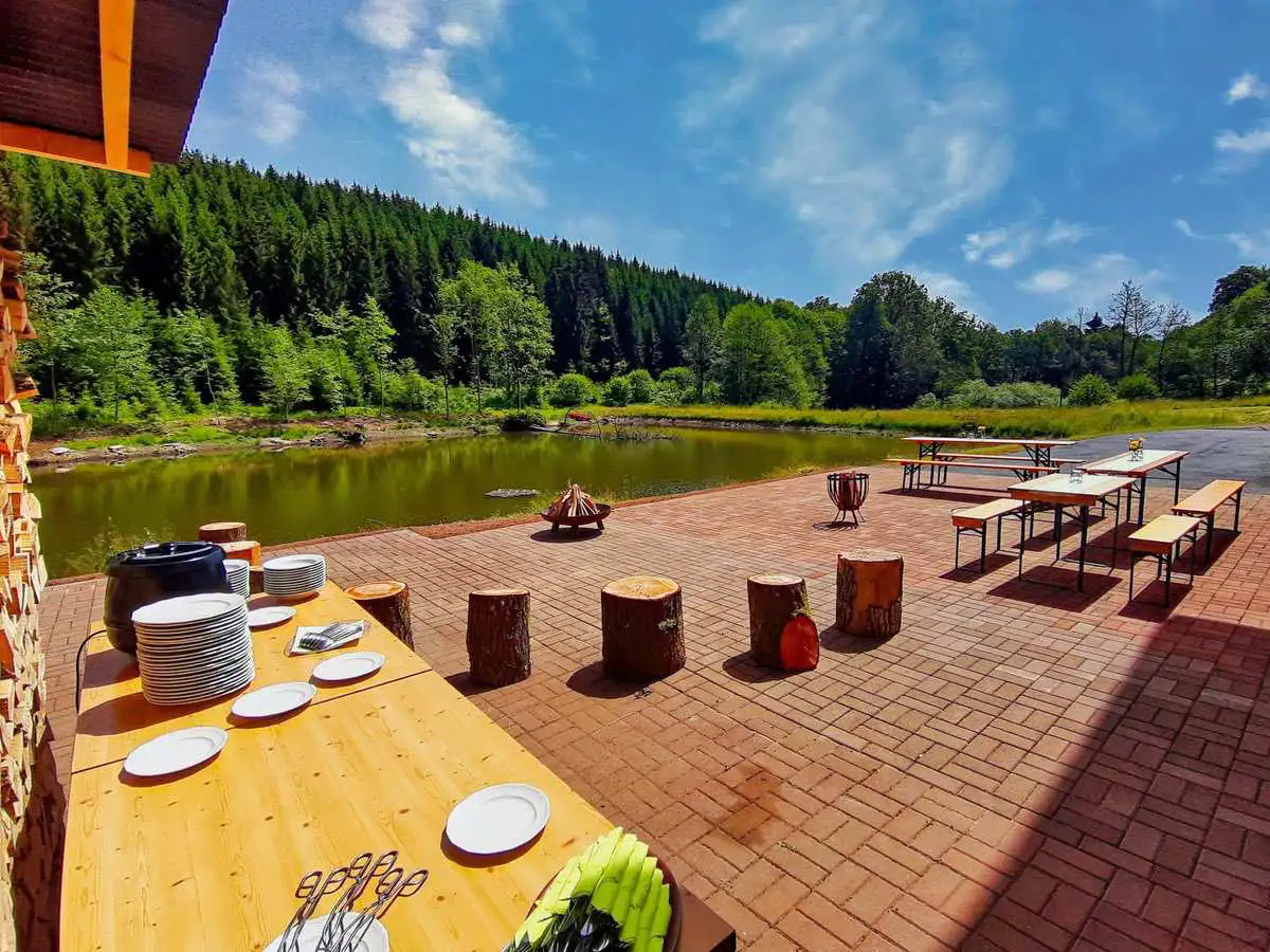 Seminarhotel 4 20220618 terrasse am teich 1